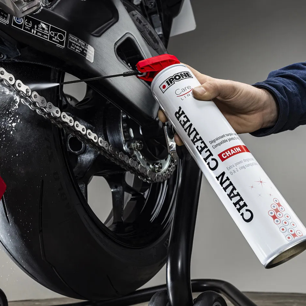 IPONE X-TREM Chain Road cream-coloured grease applied to a motorcycle chain