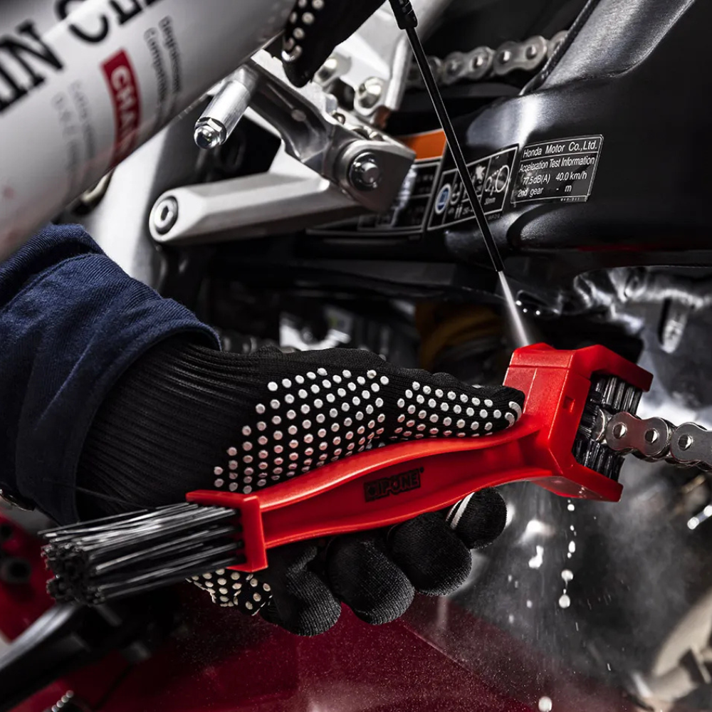 Three-sided chain brush included in the IPONE Road Chain Pack