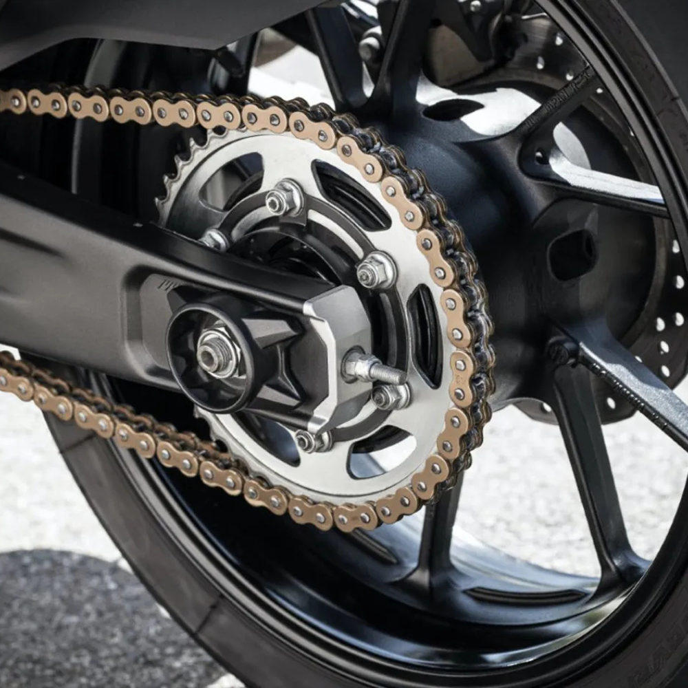 Motorcycle chain greased with IPONE X-TREM CHAIN ROAD cream grease, 6kiom (6K)